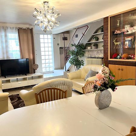 La Maison Est Situee En Face De La Gare Бонди Экстерьер фото