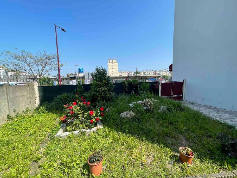 La Maison Est Situee En Face De La Gare Бонди Экстерьер фото