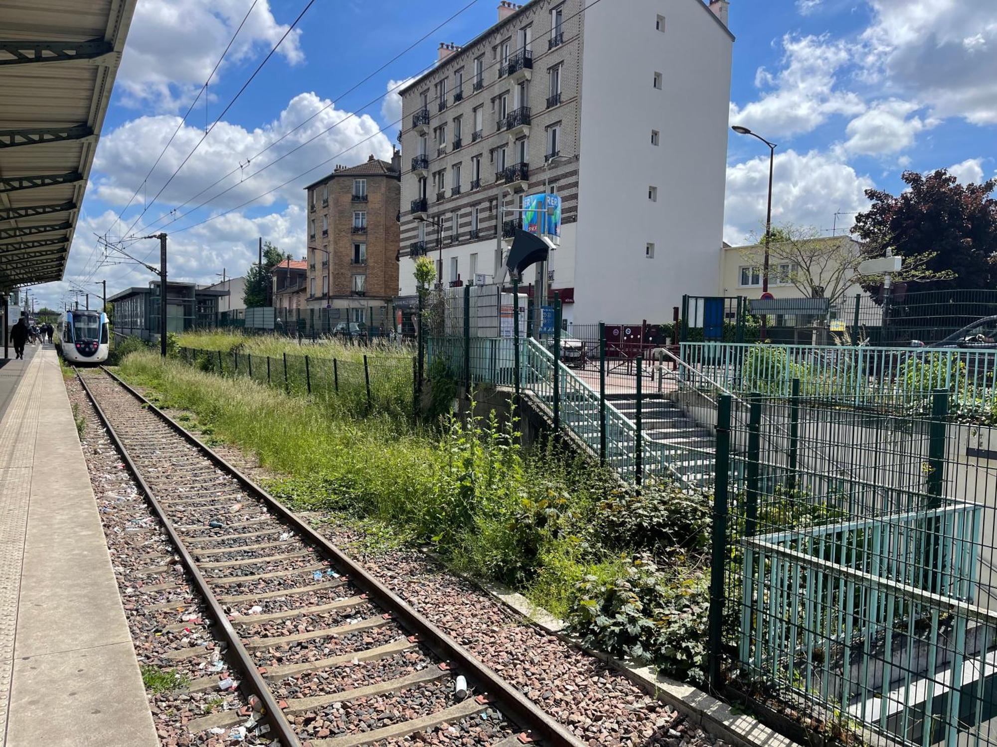 La Maison Est Situee En Face De La Gare Бонди Экстерьер фото