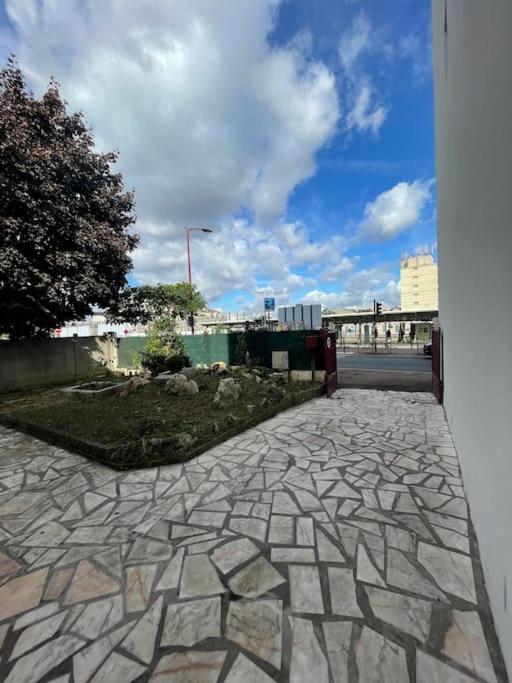 La Maison Est Situee En Face De La Gare Бонди Экстерьер фото