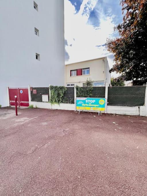 La Maison Est Situee En Face De La Gare Бонди Экстерьер фото
