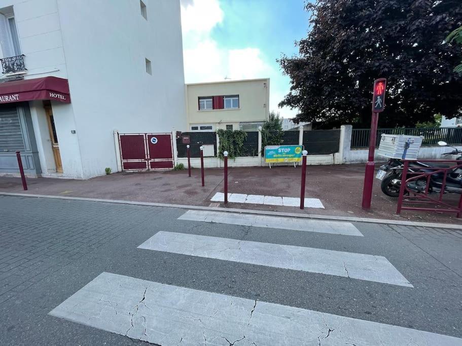 La Maison Est Situee En Face De La Gare Бонди Экстерьер фото